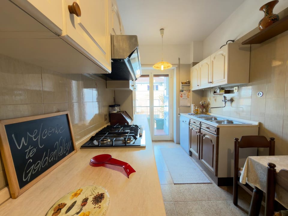 Kitchen or kitchenette, minibar, stove