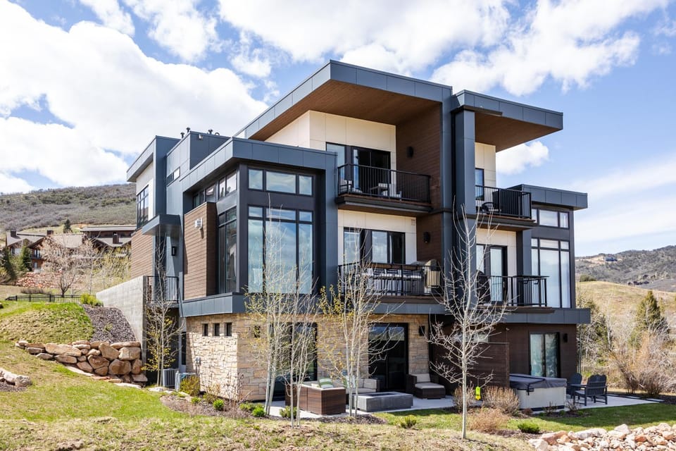 Walk to Gondola, Heated Pool, Luxury Interiors, 2 Car Garage, Sleeps 12, Spacious Patio! House in Utah