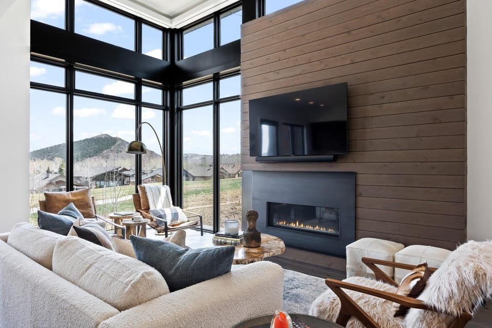 Walk to Gondola, Heated Pool, Luxury Interiors, 2 Car Garage, Sleeps 12, Spacious Patio! House in Utah