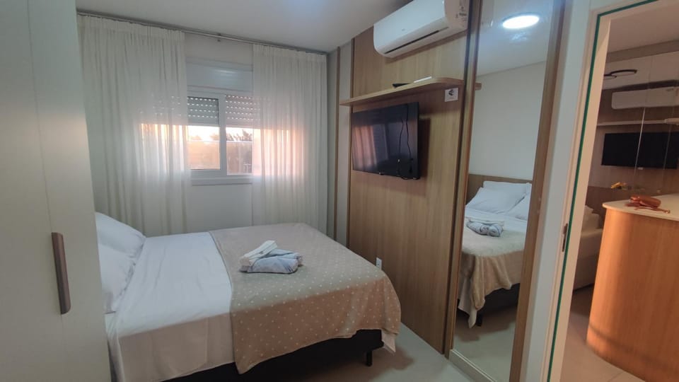 Bed, TV and multimedia, Photo of the whole room, Bedroom, towels, air conditioner
