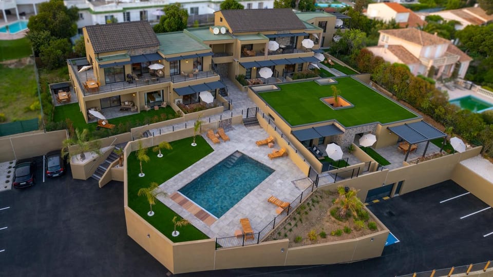 Property building, Bird's eye view, Swimming pool, Location, Parking, sunbed