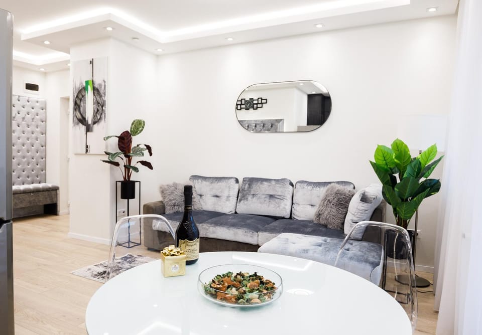 Property building, Living room, Food and drinks, Seating area, Dining area, Food, Drinks