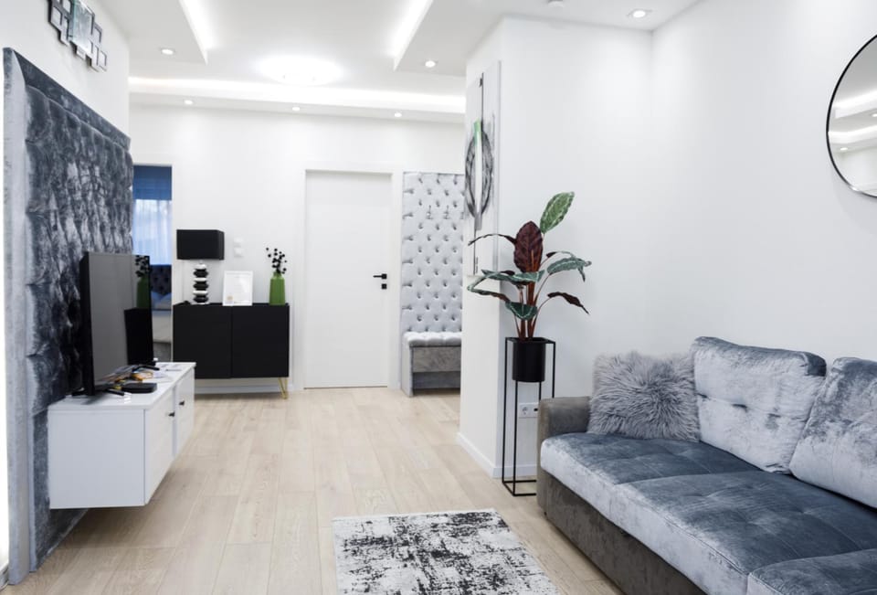 Property building, Communal lounge/ TV room, TV and multimedia, Living room, Seating area, Evening entertainment