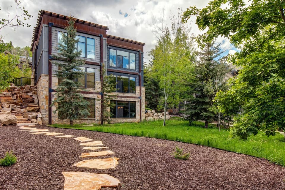 Deer Valley Villa - Modern Mountain Living - Private Penthouse Hot Tub - 3 Master Suites House in Park City