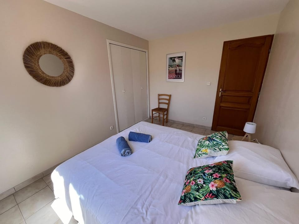 Bed, Bedroom, towels, wardrobe