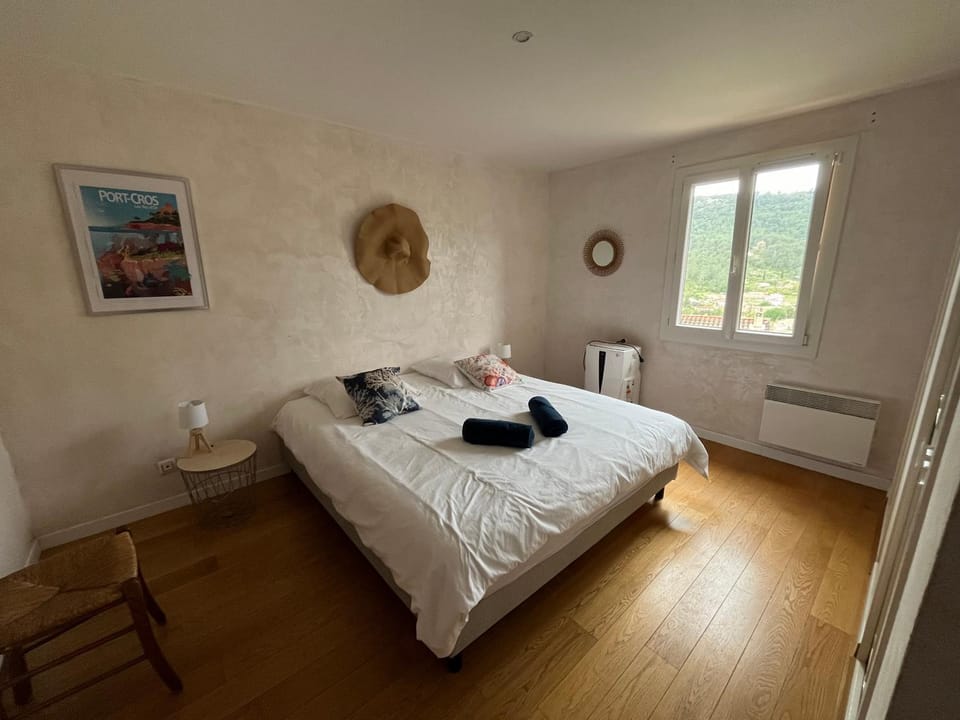 Bed, Bedroom, towels
