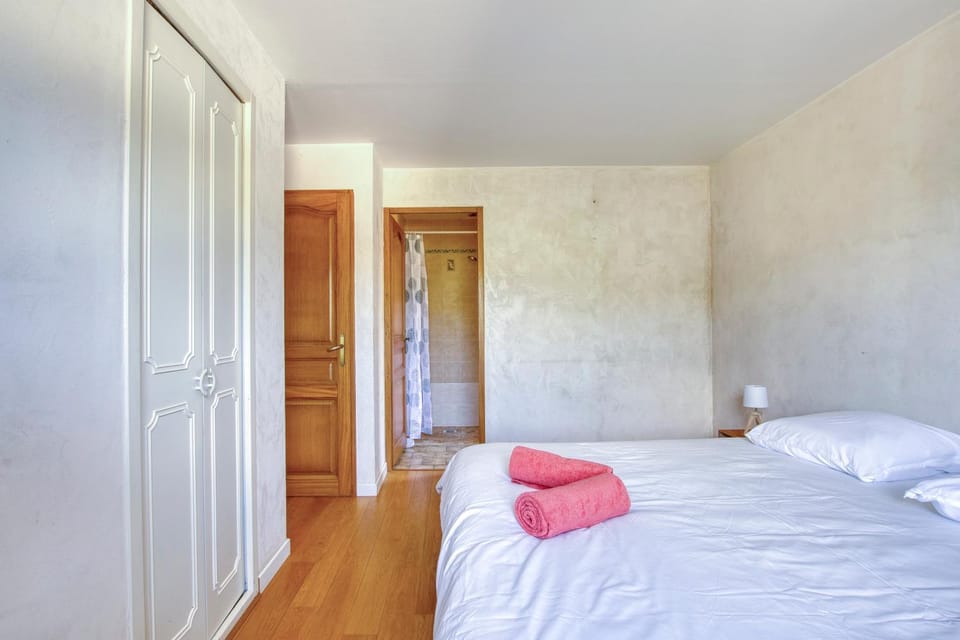 Bed, Bedroom, towels, wardrobe