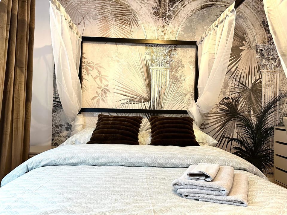 Bed, Photo of the whole room, Bedroom, towels