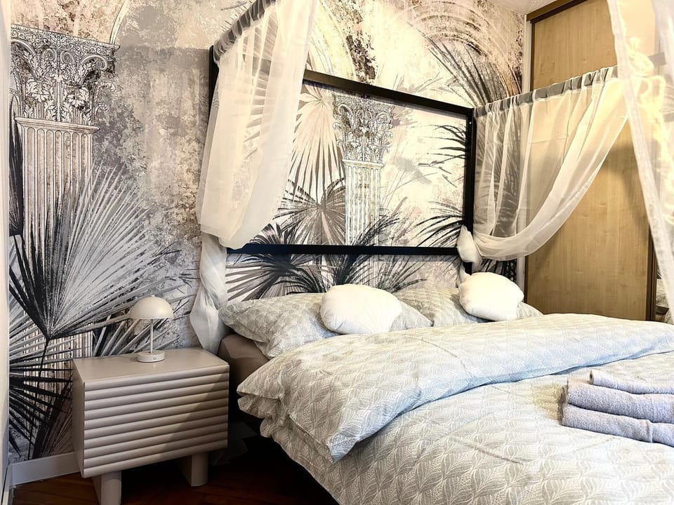 Bed, Photo of the whole room, Bedroom, towels