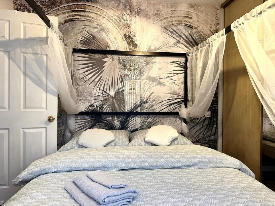 Bed, Photo of the whole room, Bedroom, towels