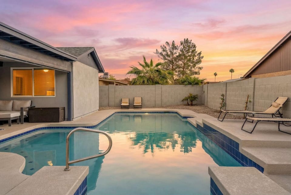 Phoenix 4 Br Retreat Pool Dog Friendly Games House in Avondale
