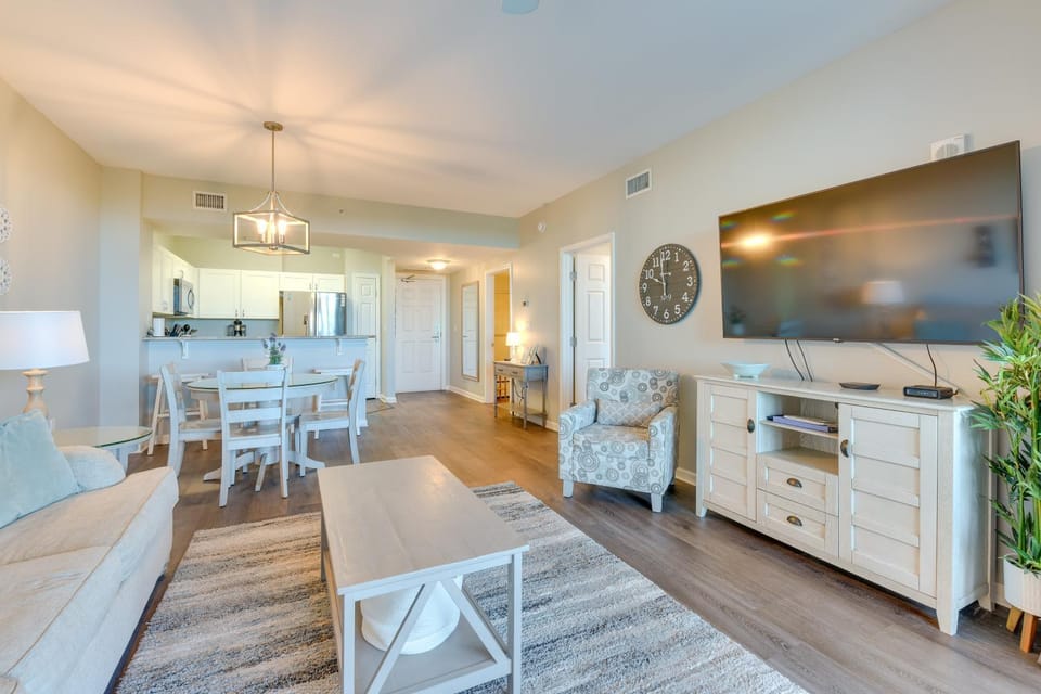 Walk to White-Sand Beach: Resort Condo in Destin! House in Destin