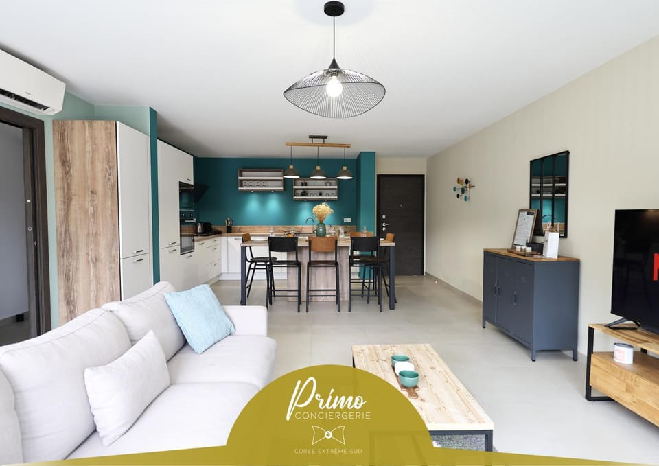 Kitchen or kitchenette, Living room, Seating area, Dining area