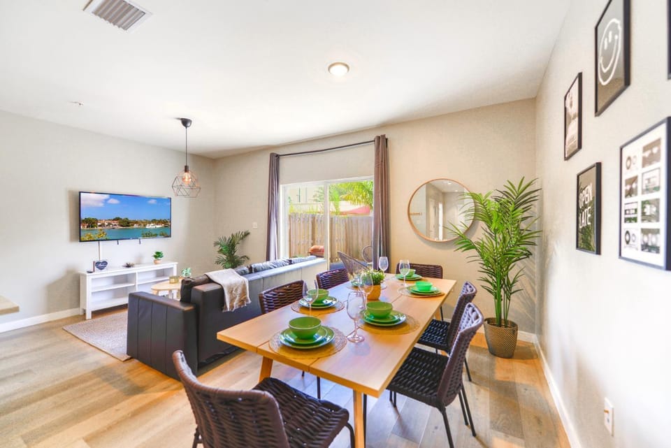 TV and multimedia, Living room, Seating area, Dining area