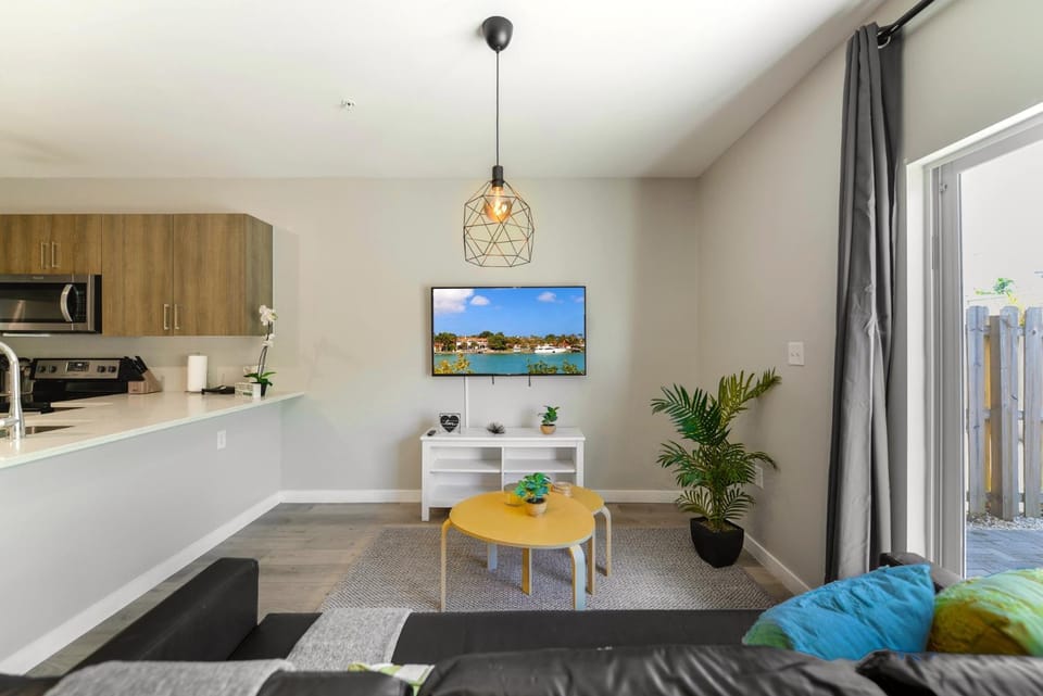 Kitchen or kitchenette, Living room, Seating area, Dining area