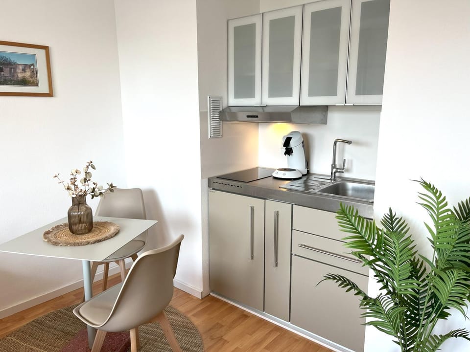 Coffee/tea facilities, Kitchen or kitchenette, Dining area