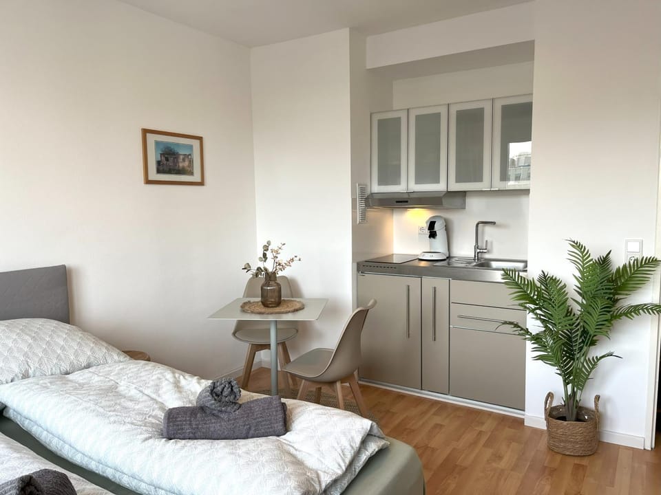 Bed, Kitchen or kitchenette, Seating area