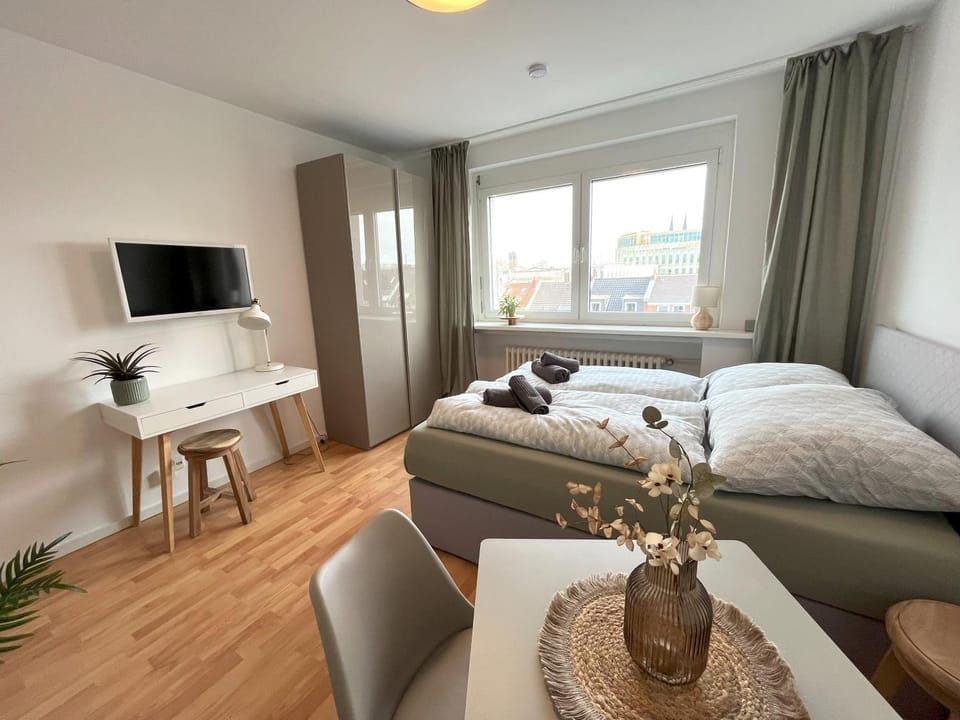 Bed, TV and multimedia, Seating area, Bedroom