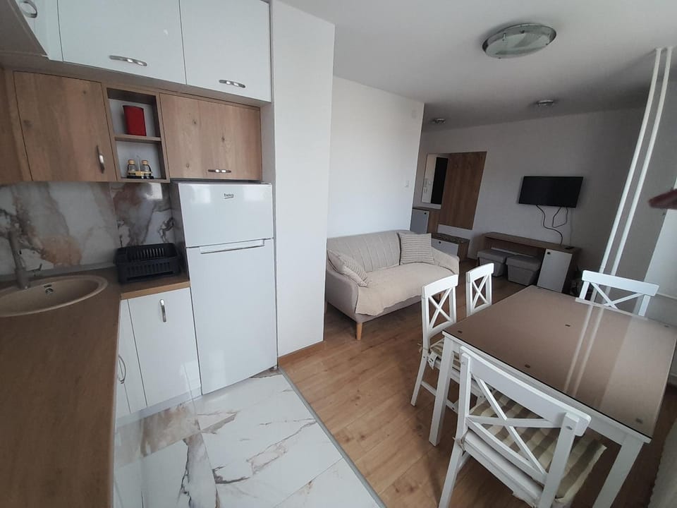 TV and multimedia, Kitchen or kitchenette, Living room, Seating area, Dining area