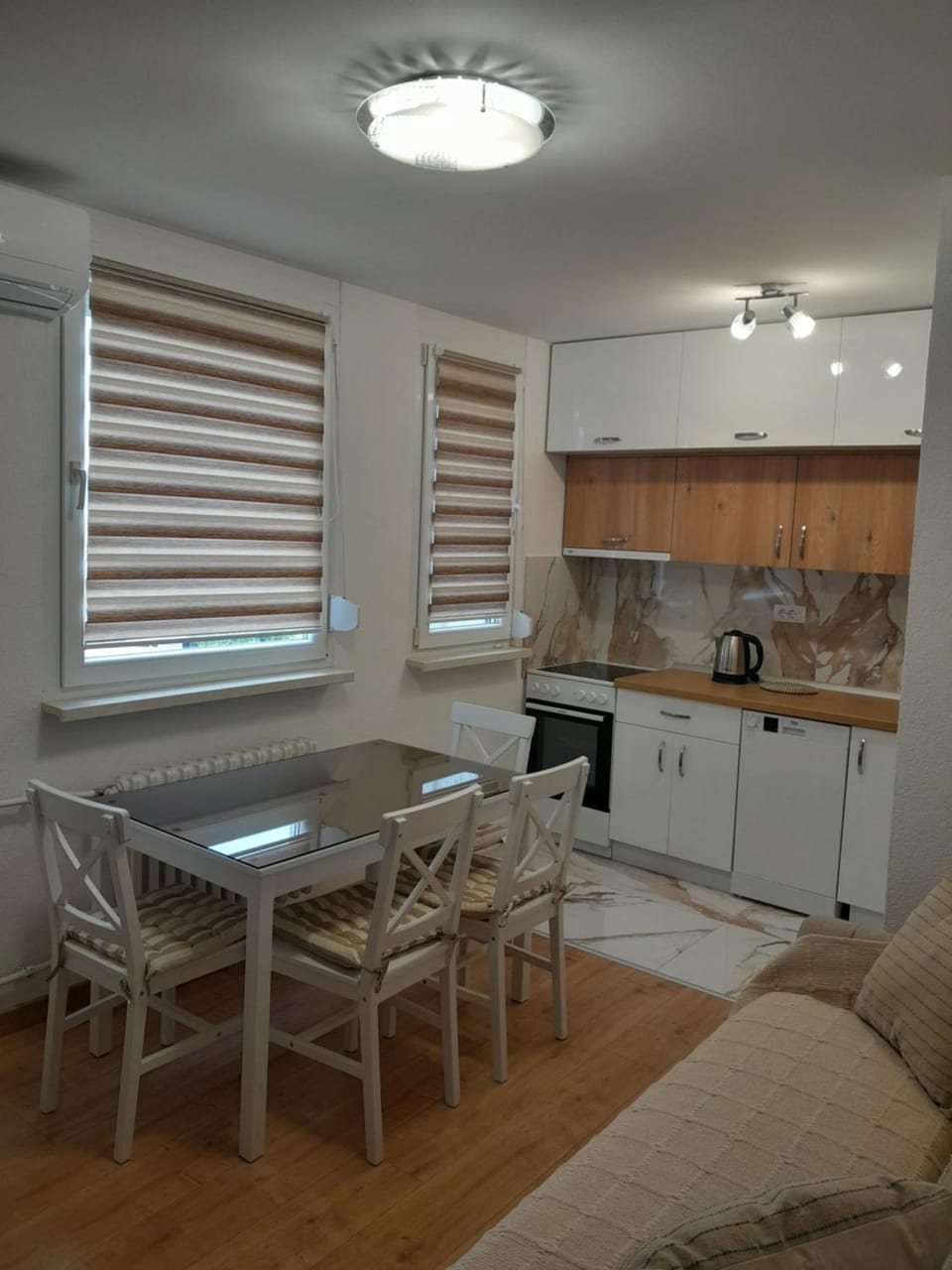Coffee/tea facilities, Kitchen or kitchenette, Living room, Dining area, stove