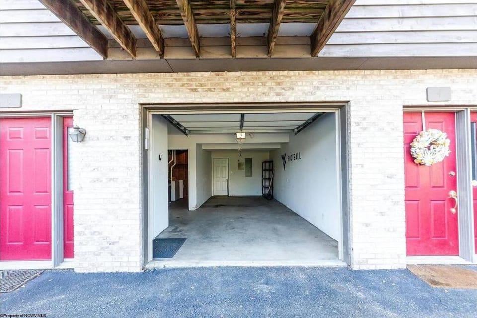 5 Min Walk to WVU Hosp Stadium Apartment in Morgantown