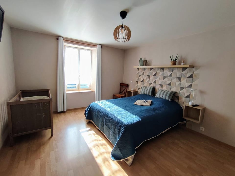 Gîte confortable avec cheminée et parking, proche Verdun - FR-1-585-159 House in Grand Est