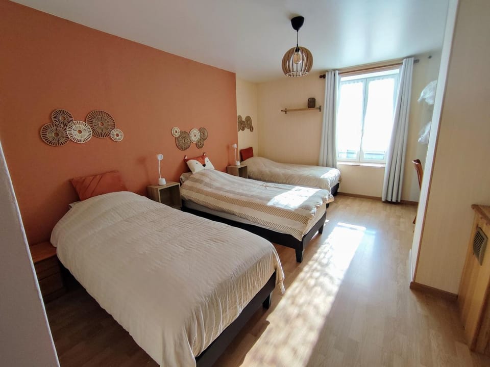 Gîte confortable avec cheminée et parking, proche Verdun - FR-1-585-159 House in Grand Est
