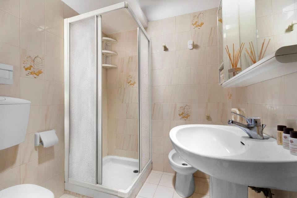 Shower, Toilet, Bathroom, bidet, towels