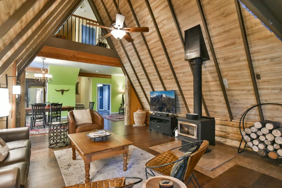 Spruce Creek Lodge: Classic A-Frame Mountain Retreat House in Blue River