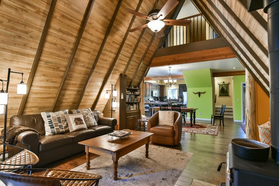 Spruce Creek Lodge: Classic A-Frame Mountain Retreat House in Blue River