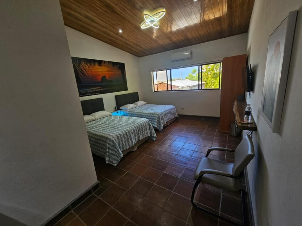 Bed, TV and multimedia, View (from property/room), Photo of the whole room, Seating area, Bedroom, Drinks, Inner courtyard view