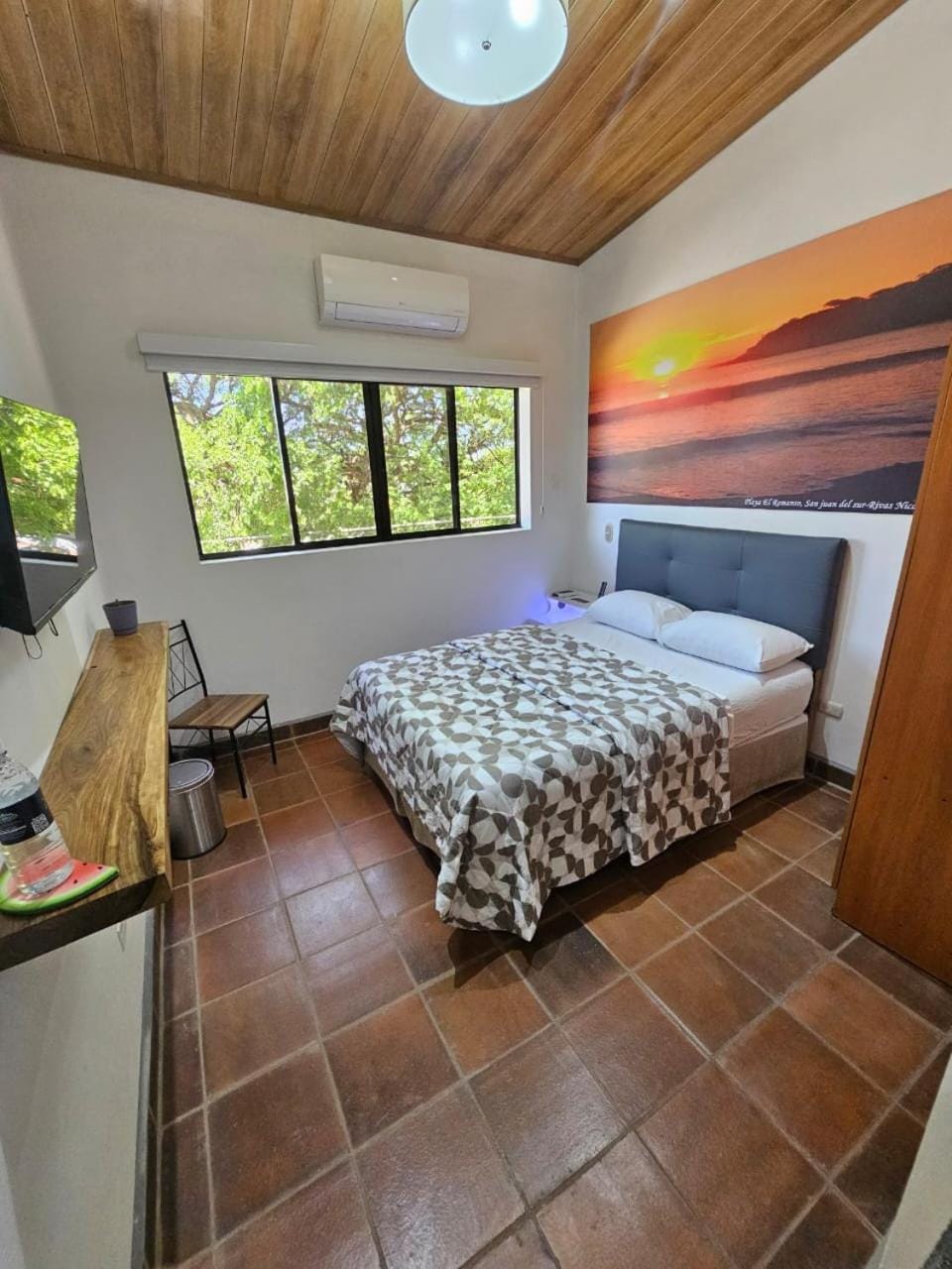 Bed, TV and multimedia, Photo of the whole room, Seating area, Bedroom, Garden view, Drinks, air conditioner