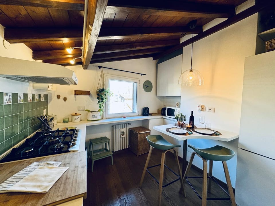 Kitchen or kitchenette, Dining area
