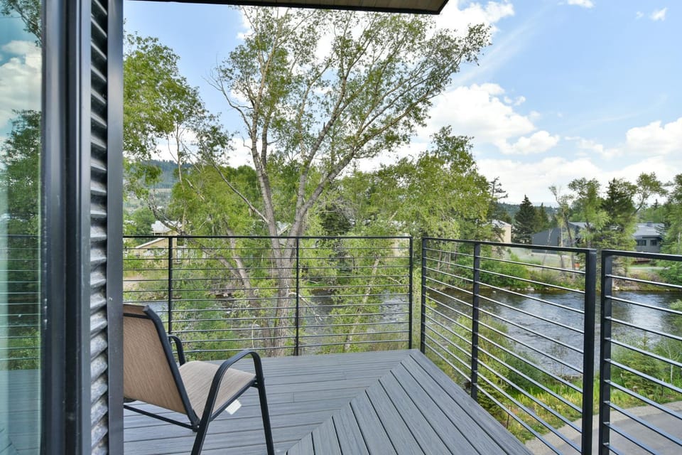 Après Shores Penthouse: Upscale Riverfront Retreat, Wrap-Around Balcony Apartment in Silverthorne