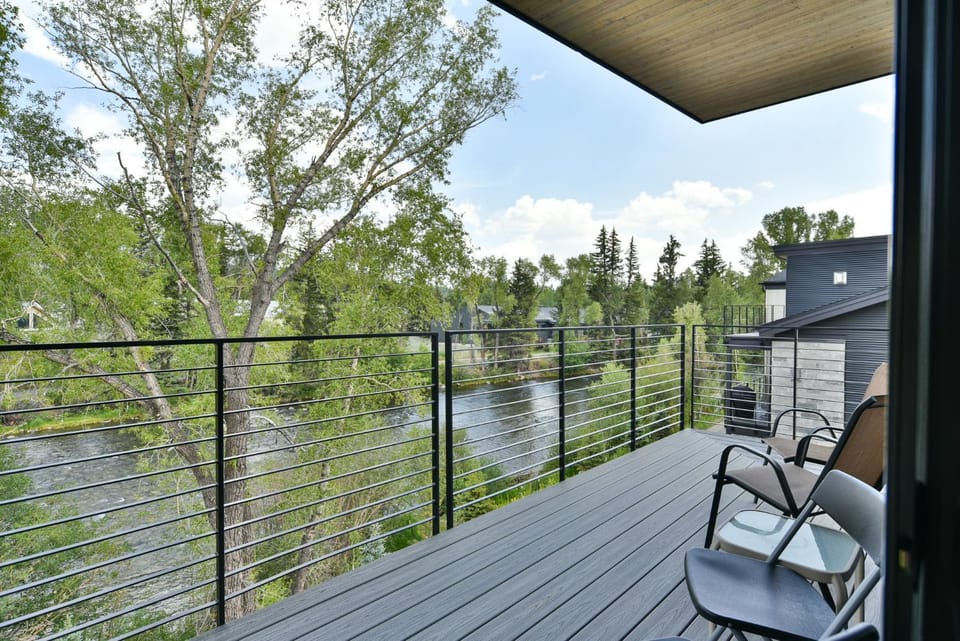Après Shores Penthouse: Upscale Riverfront Retreat, Wrap-Around Balcony Apartment in Silverthorne
