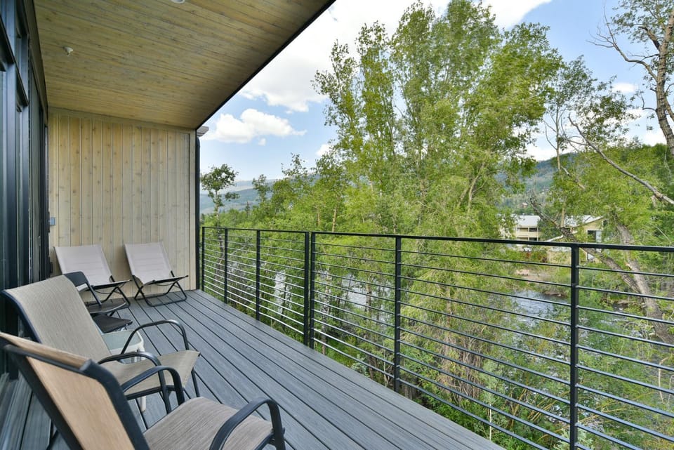 Après Shores Penthouse: Upscale Riverfront Retreat, Wrap-Around Balcony Apartment in Silverthorne