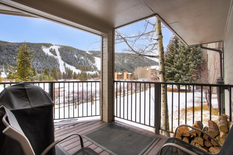 Cinnamon Ridge Après Ski Retreat: Private Hot Tub + Walk to Slopes Apartment in Keystone