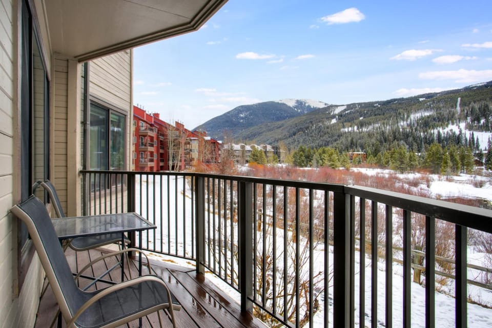Cinnamon Ridge Après Ski Retreat: Private Hot Tub + Walk to Slopes Apartment in Keystone