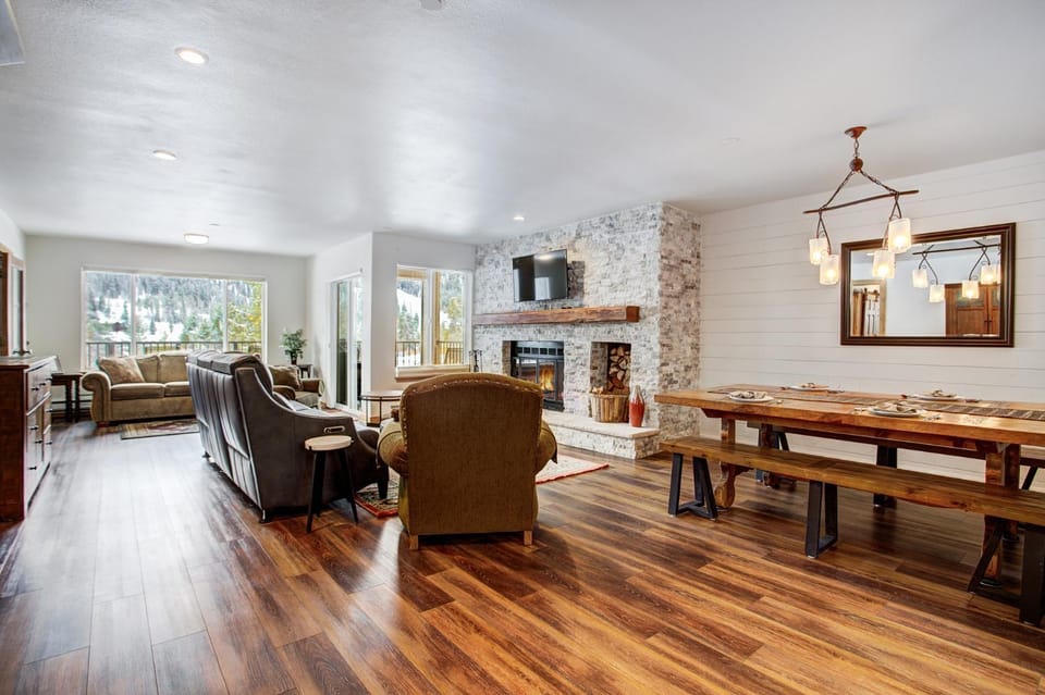 Cinnamon Ridge Après Ski Retreat: Private Hot Tub + Walk to Slopes Apartment in Keystone