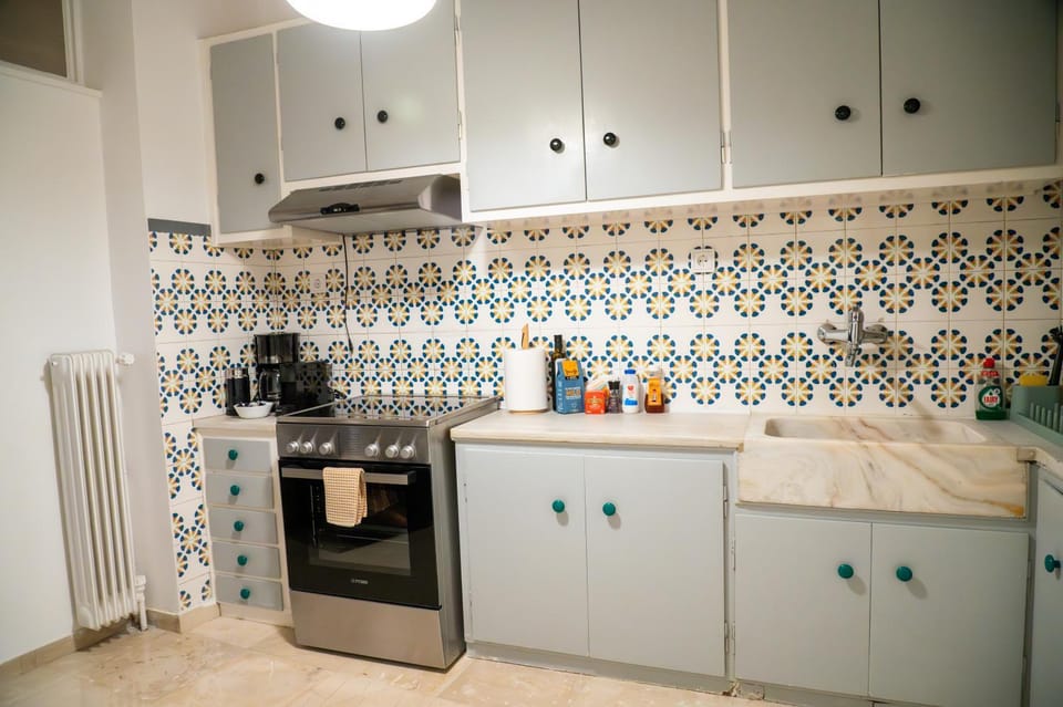Coffee/tea facilities, Kitchen or kitchenette, oven, stove