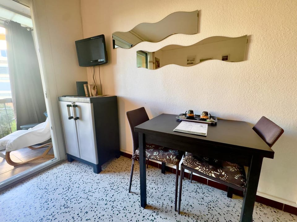 TV and multimedia, Seating area, Dining area