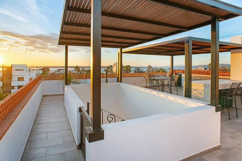 Pineda Suite # 301 with Great Location, Rooftop, Private Parking and Housekeping Apartment in La Paz