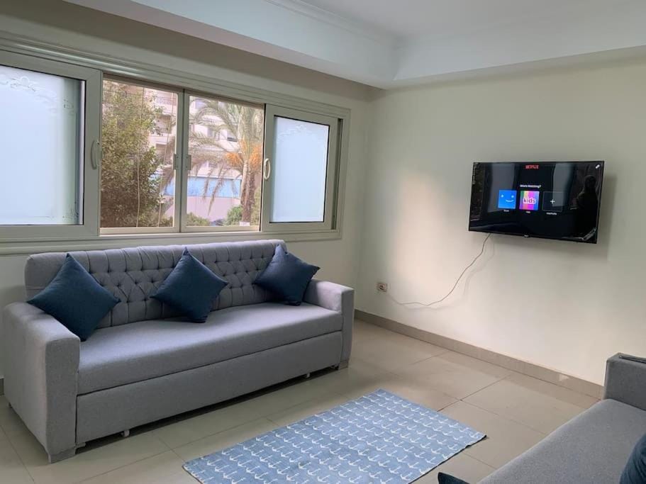 Communal lounge/ TV room, TV and multimedia, Living room, Seating area, Evening entertainment
