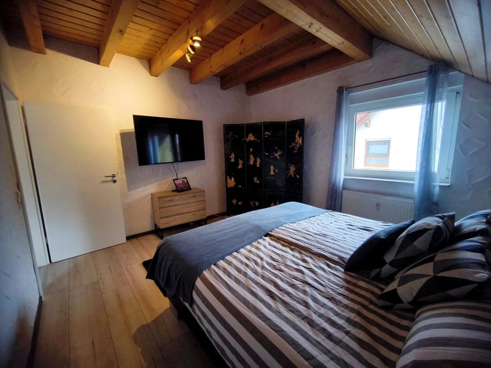 TV and multimedia, Photo of the whole room, Bedroom