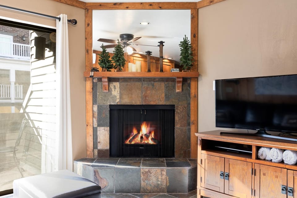 Epic Ski Escape, Ski-In-Out Studio, Steps from Main Street Dining, Shopping, and Nightlife! House in Park City