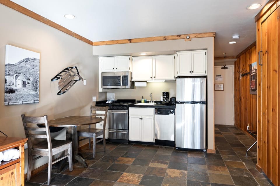 Epic Ski Escape, Ski-In-Out Studio, Steps from Main Street Dining, Shopping, and Nightlife! House in Park City