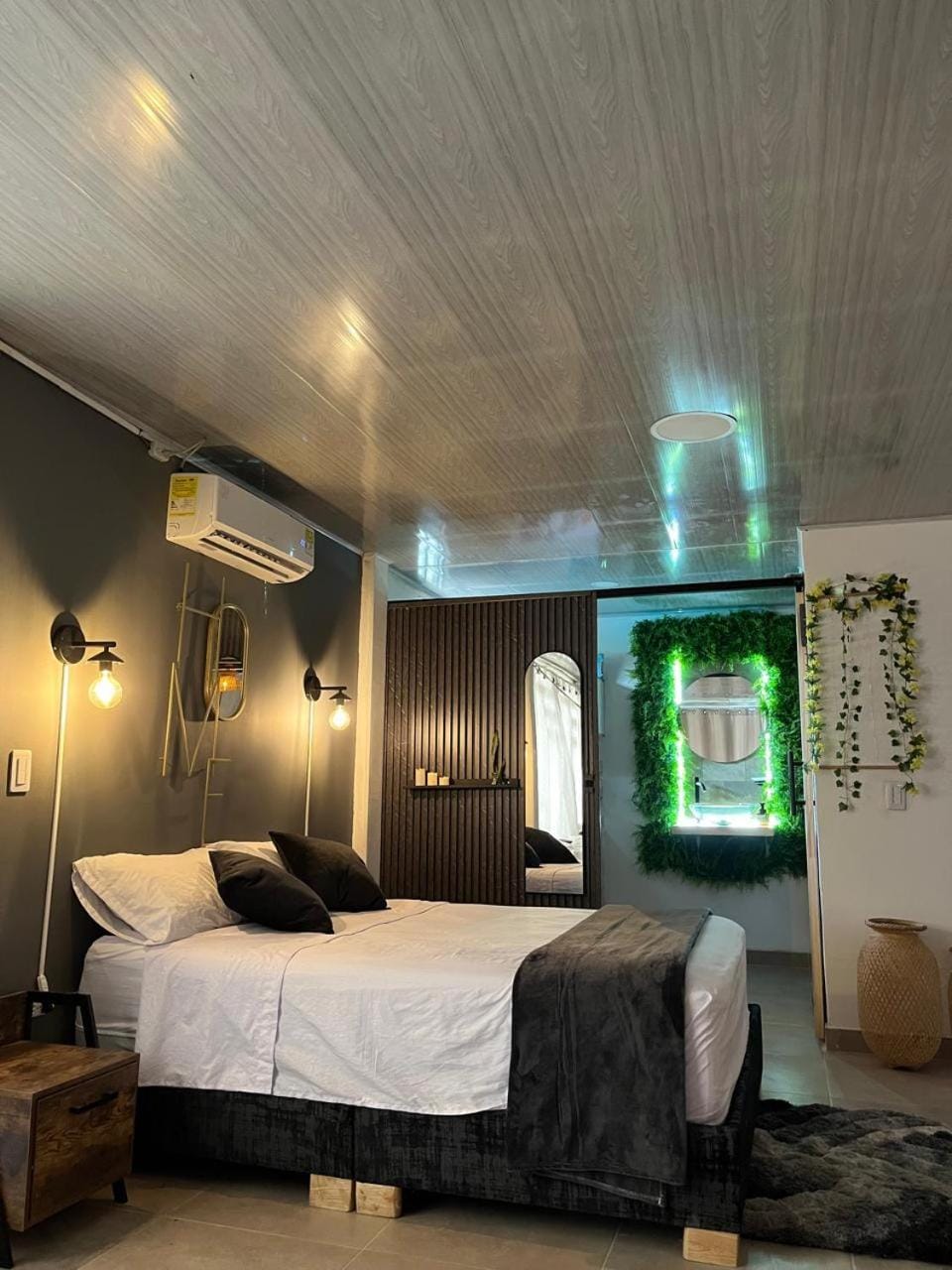 Photo of the whole room, Bedroom