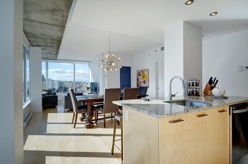 Kitchen or kitchenette, Dining area