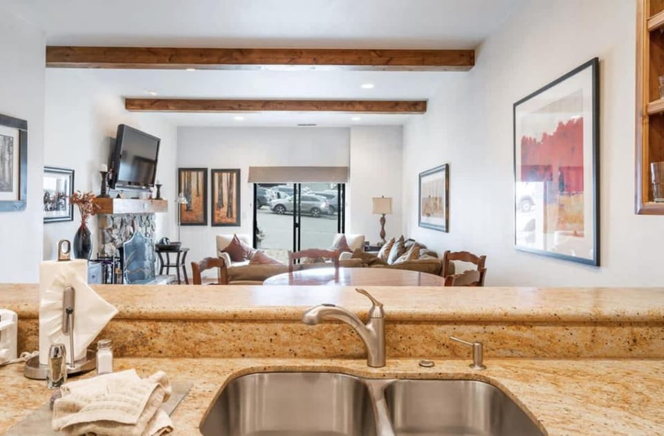 Classic Ski-in Ski-out Condo Apartment in Park City
