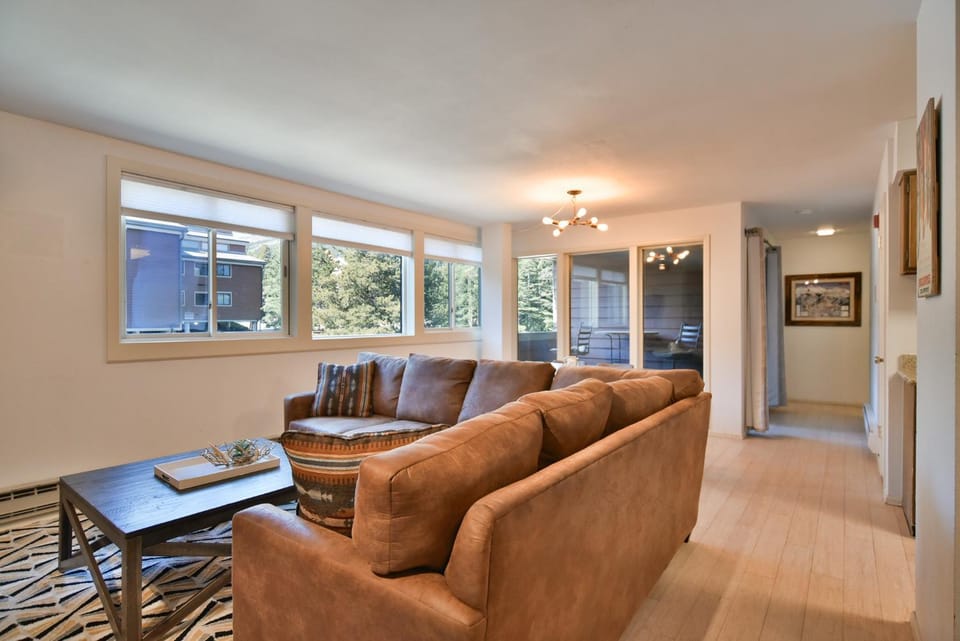 Ski Hill Bluebird Condo: Downtown Breck, Walk To Gondola Apartment in Breckenridge